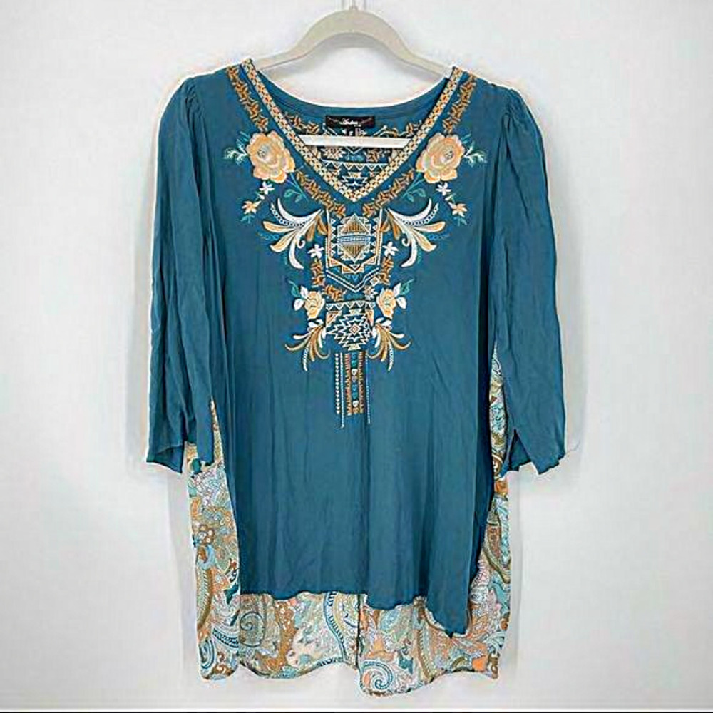 Andree by unit Green‎ beige Floral paisley Embroidered v neck Sz S
